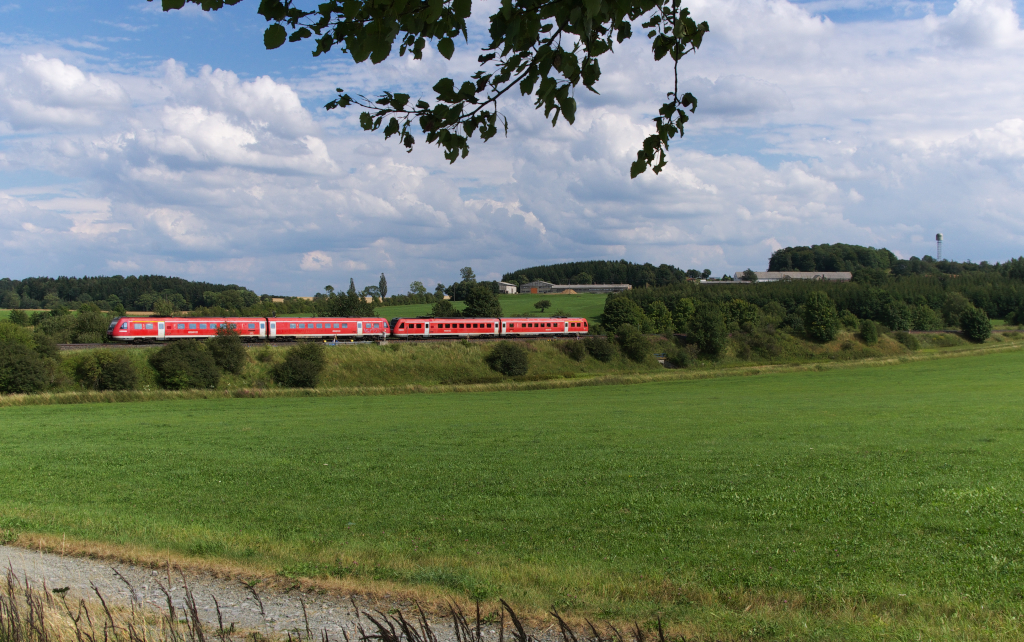 Ein 612er Prchen als IRE Dresden - Nrnberg hat gerade den ehemaligen DDR Grenzbahnhof Gutenfrst durchfahren und nhert sich der Grenze zu Bayern in Richtung Hof. 04.08.2012