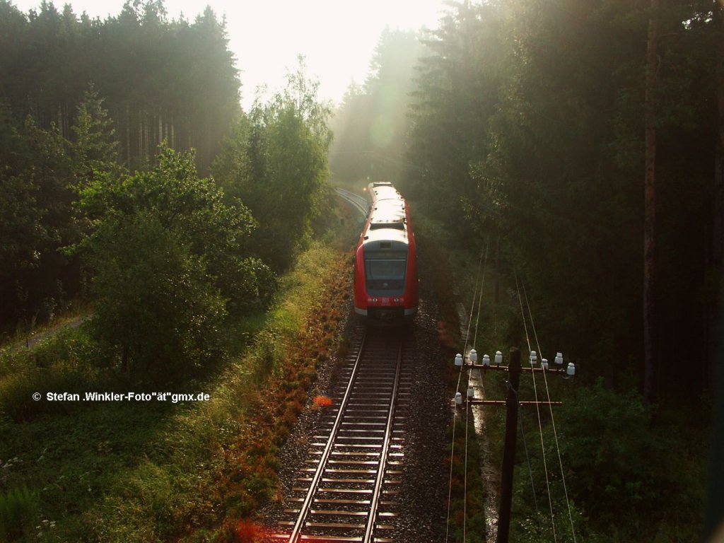Ein 612er strebt in Stegenwaldhaus durch den frhen Morgen auf Hof zu. KBS 857 am 11.08.2010 - Nachschu.