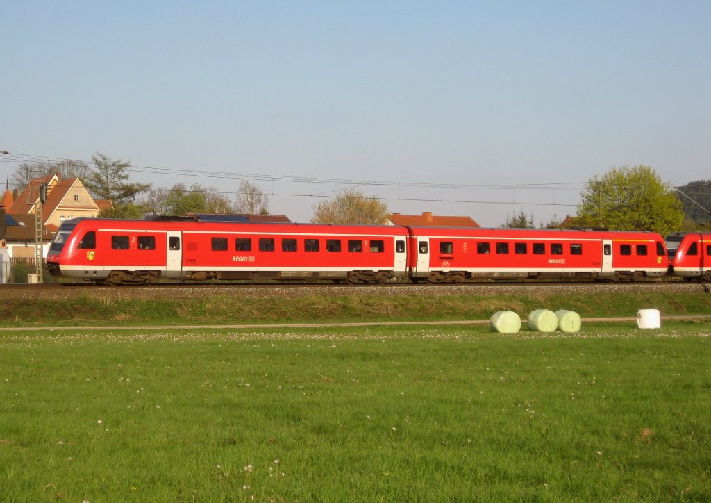 Ein 612er ist zusammen mit einem anderen 612er als RE nach Lichtenfels am 18.04.11 bei Gundelsdorf unterwegs.