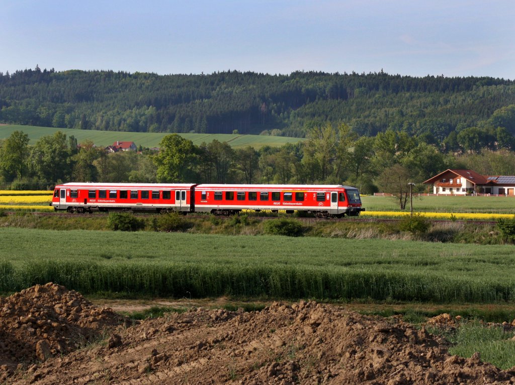 Ein 628 als RB nach Passau am 07.05.2011 unterwegs auf der Rottalbahn bei Huckenham.  