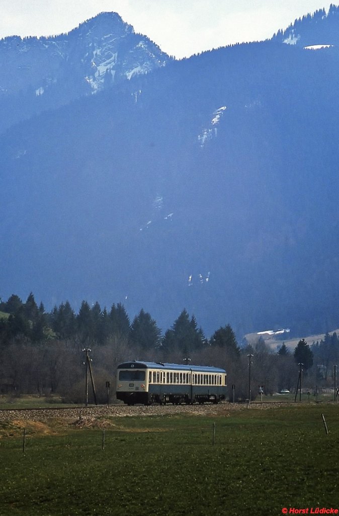 Ein 628.0 ist bei Pfronten-Steinach in Richtung Reutte/Tirol unterwegs (April 1982)