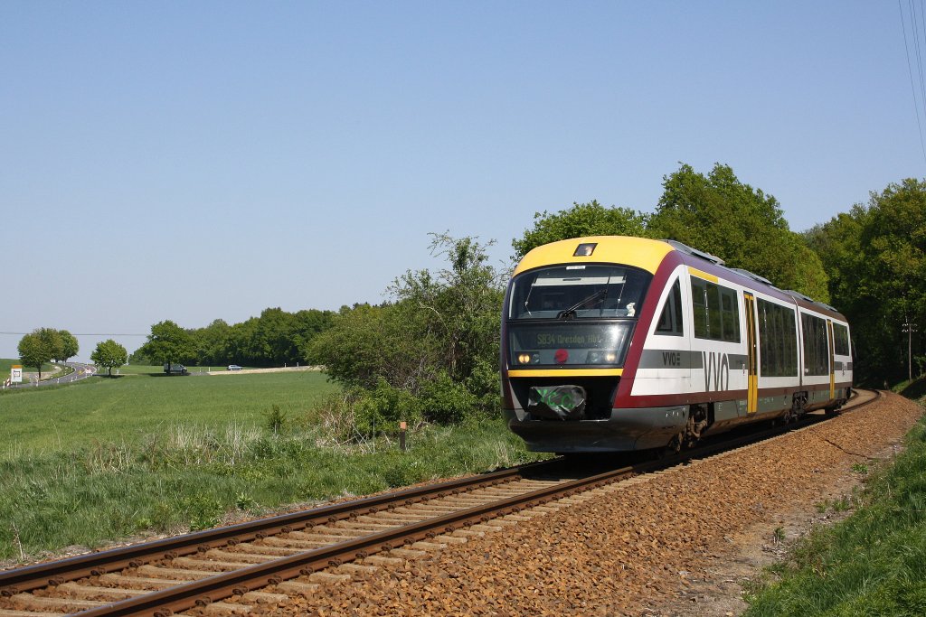 Ein 642 der SBS durchfährt am 06.05.'11 als SBS17270 das Lausitzer Bergland zwischen Gersdorf und Gelenau bei Kamenz
