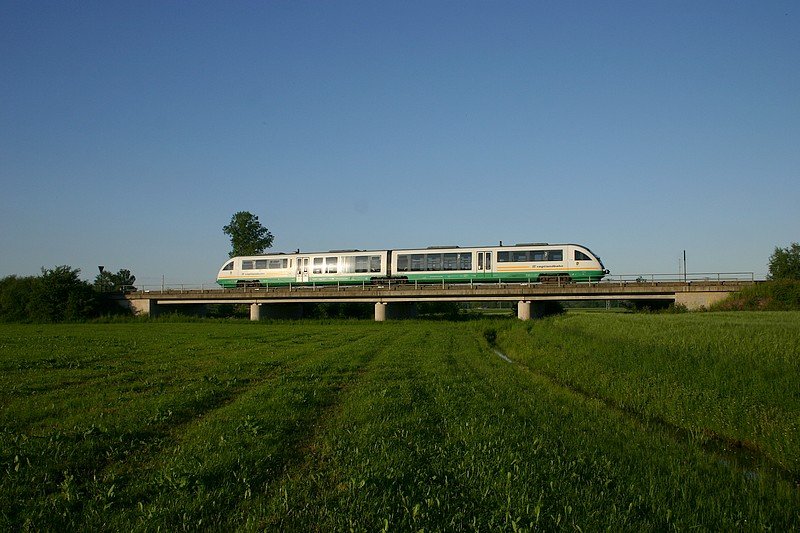 Ein 642 der VBG nach Schwandorf auf einer kleinen Brcke kurz vor Schwandorf.(KBS 855,4.6.2010)