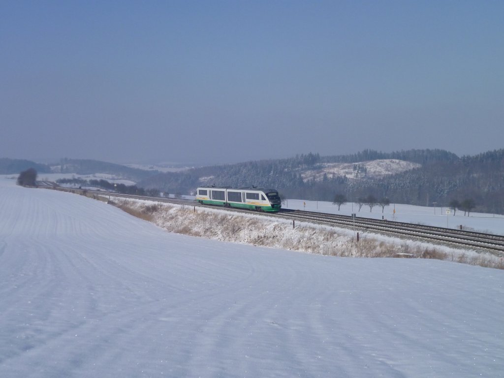 Ein 642 der Vogtlanbahn fuhr am 11.02.12 durch Ruppertsgrn, Richtung Herlasgrn.