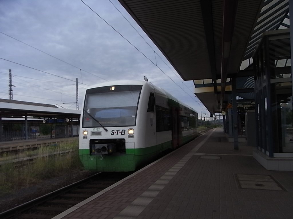 Ein 650 der STB steht im Eisenacher Bahnhof zur Abfahrt bereit, es dauert aber auch noch eine Viertelstunde. Sommer 2010.