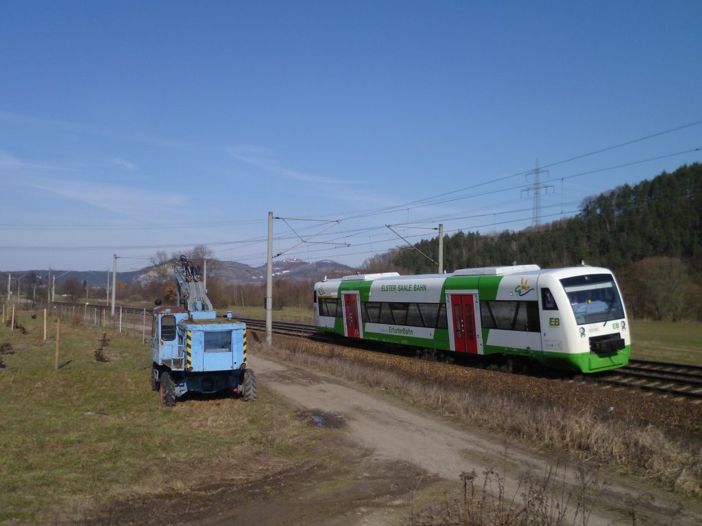Ein 650er der Erfurter Bahn hier am 24.03.13 in Orlamnde, daneben ein T174-1.