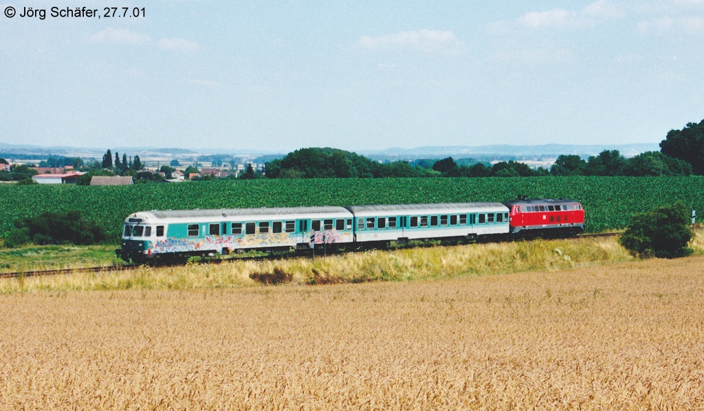 Ein „graffiti-verzierter“ Wendezug am 27.7.01 sdlich des Gallmersgartener Ortsteils „Steinach an der Ens“, der 1 km vom Ortsteil „Steinach Bahnhof“ entfernt liegt. Am rechten Bildrand sieht man die Vorsignalbake des Einfahrsignals.