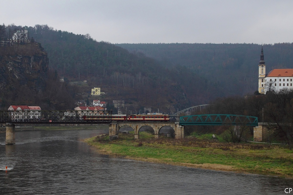 Ein 854 der CD berquert als Os 6611 nach Liberec die Labe in Decin. Leider war das Wetter am 20.11.2010 nicht so ideal, aber zumindest eignet sich die Stelle fr ein paar schne Bilder, sodass ich sie bei schnerem Wetter vielleicht noch einmal aufsuchen werde.