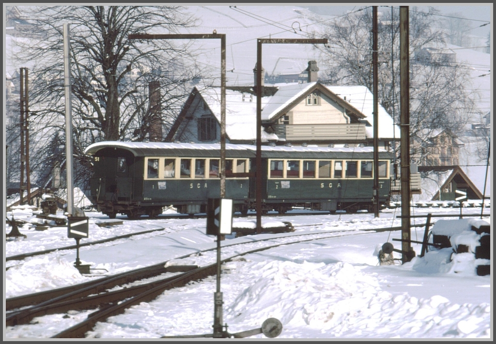 Ein AB und ein B der SGA in Appenzell. Im 2.Klasse Wagen sind die roten Sitzbezge im Raucherabteil und die Grnen im Nichtraucherabteil zu sehen. (Archiv 12/1982)