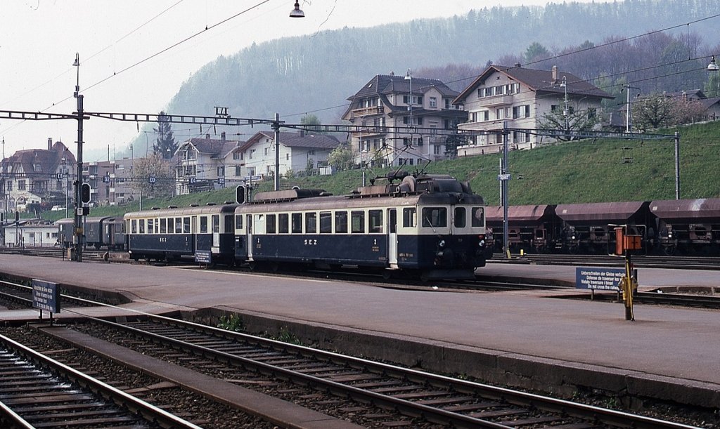 Ein ABDe 2/8 der SEZ (Spiez-Erlenbach-Zweisimmen-Bahn) fährt im Mai 1981 in den Bahnhof Spiez ein