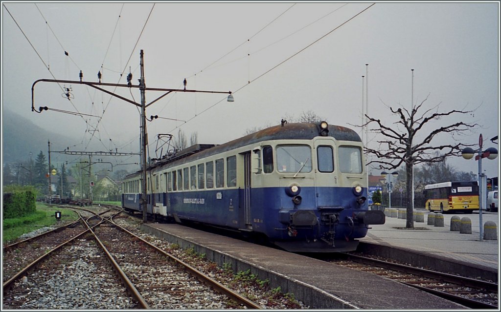 Ein ABDe 4/8 der OeBB wartet in Oensingen auf Fahrgste Richtung Balsthal.
Analoges Foto ab CD/Frhjahr 2001