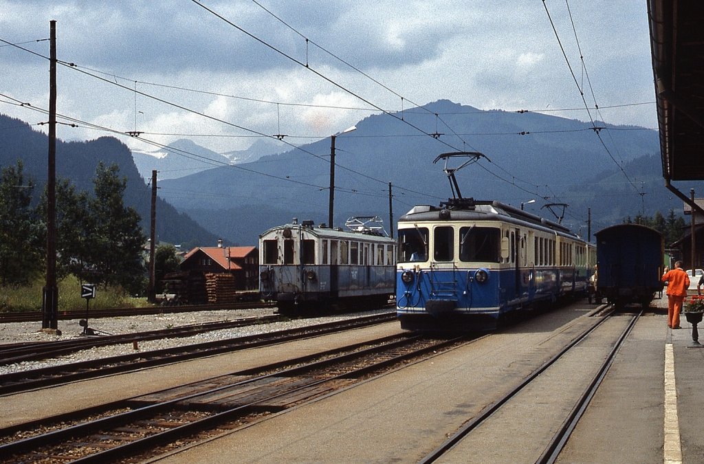 Ein ABDe 8/8 fährt im Mai 1981 in den Bahnhof Gstaad ein. Im Hintergrund BDe 4/4 20, der an diesem Tag mit einer Gleisbauarbeiterrotte unterwegs war