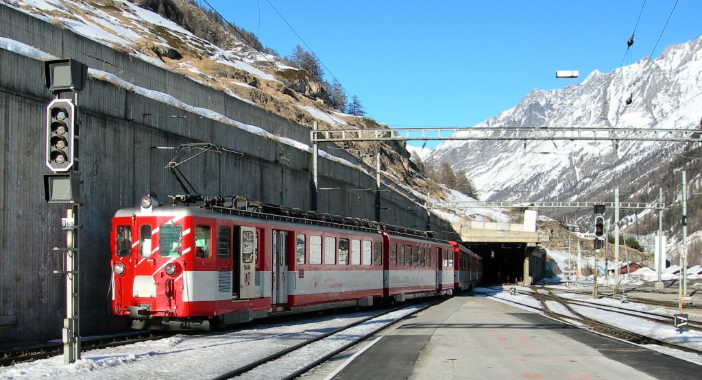 Ein ABDe 8/8 trifft mit dem  Tsch-Pendel  in Zermatt ein. 
8. Februar 2008