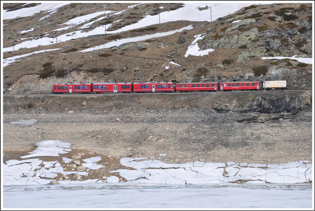 Ein ABe 8/12 zieht den R1640 nach St.Moritz dem fast leeren Lago Bianco entlang. (15.05.2012)