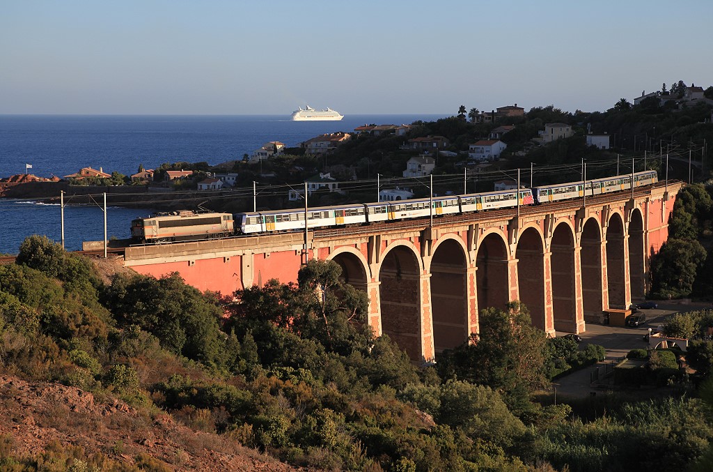 Ein abendlicher Nahverkehrszug mit der BB 25635 rollt ber den Viaduct von Anthor Plage in den nahegelegenen Haltepunkt, whrend im Hintergrund die  Costa Schettino  in alter seemnnischer Tradition den der Kste vorgelagerten Inselchen ihre Aufwartung macht, 27.08.2012.