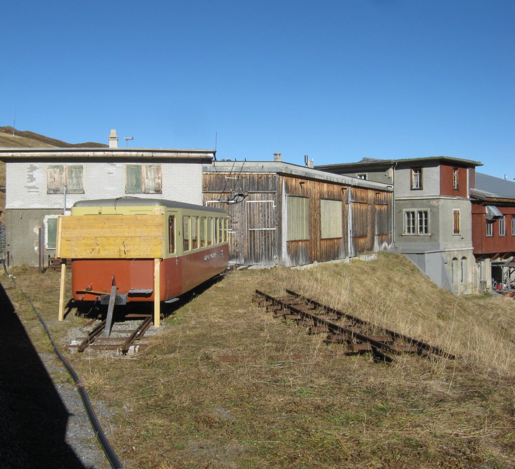 Ein abgestellter, mit Holzplatten verdeckter, Steuerwagen der Jungfraubahn hinter dem Depot in Kleine Scheidegg, 10.11.2011.