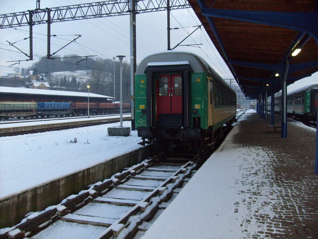 Ein abgestellter PKP-Wagen wartet auf die Fahrt nach Kudowa im Bahnhof Klodzko.