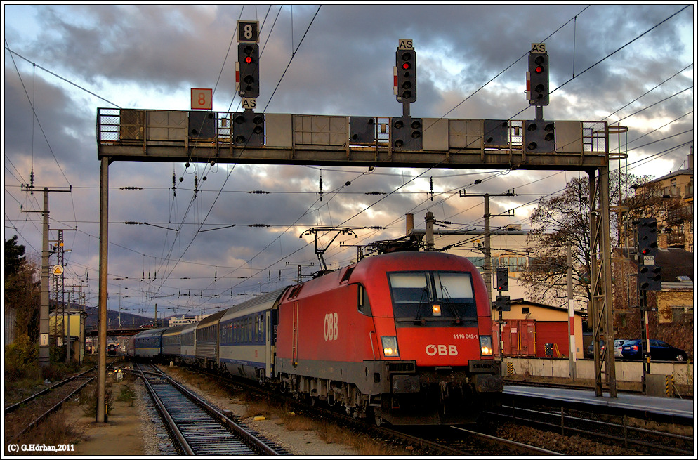 Ein  Abschiedsbdl  vom D 346  Dacia , wie wir ihn bisher kannten: 1116 042-1 mit diesem Zug unter der Signalbrcke in Penzing am Morgen des 5.12.2011. Seit Fahrplanwechsel wird dieser Zug mit RJ-Garnitur gefhrt, er soll aber saisonal wiederbelebt werden....