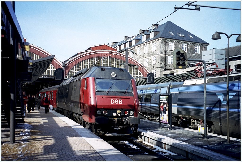 Ein hnliches Bild nur ohne Stromabnehmer: Die DSB ME 1501 in Kobenhavn H. 
20. Mrz 2001
(analoges Bild ab CD)