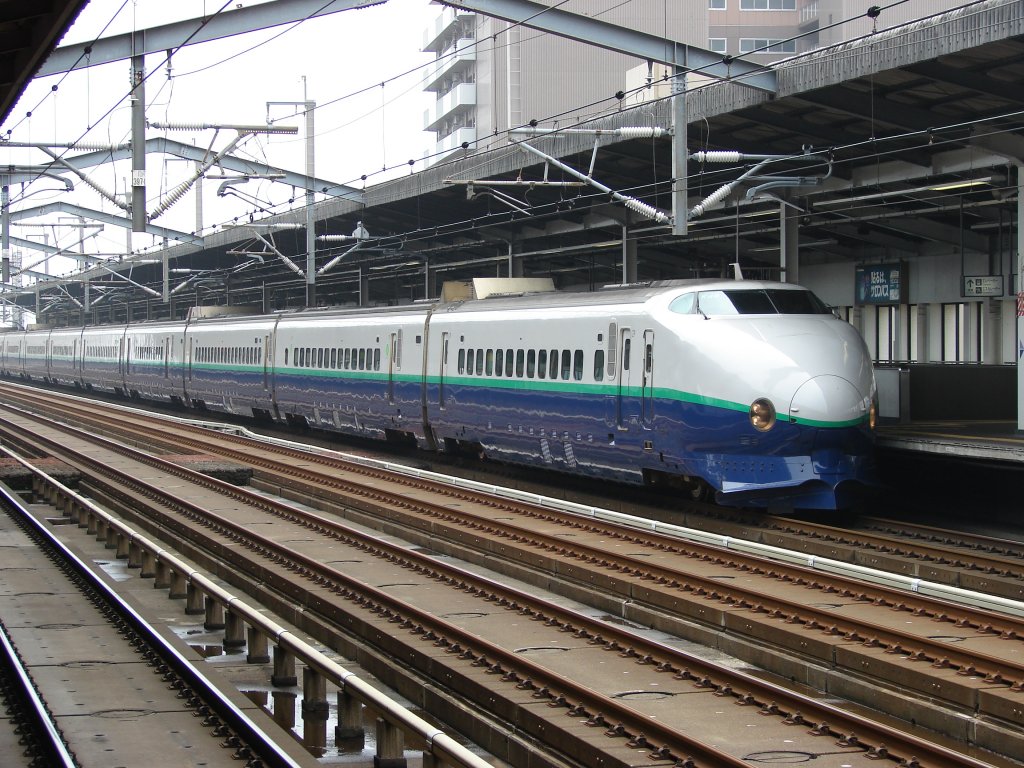Ein lterer Serie 200 Shinkansen bremst zum Halt im Bahnhof Oyama - 28/06/2007