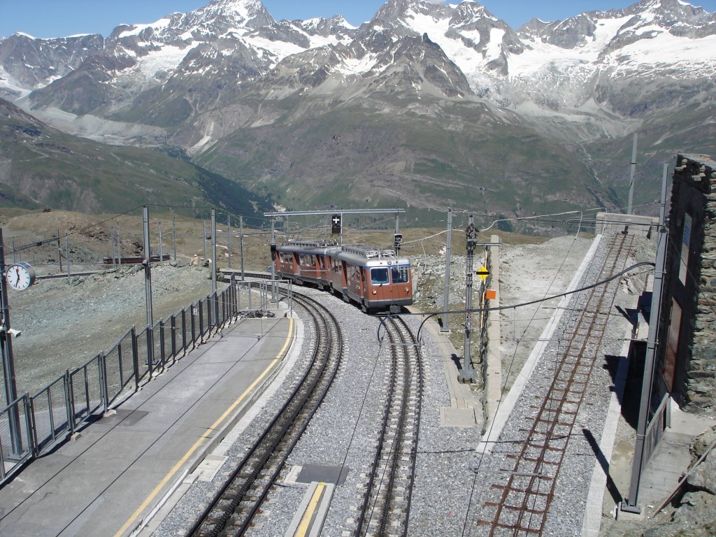 Ein lterer Triebwagen der GGB fhrt in die Berstation der Zahnradbahn ein