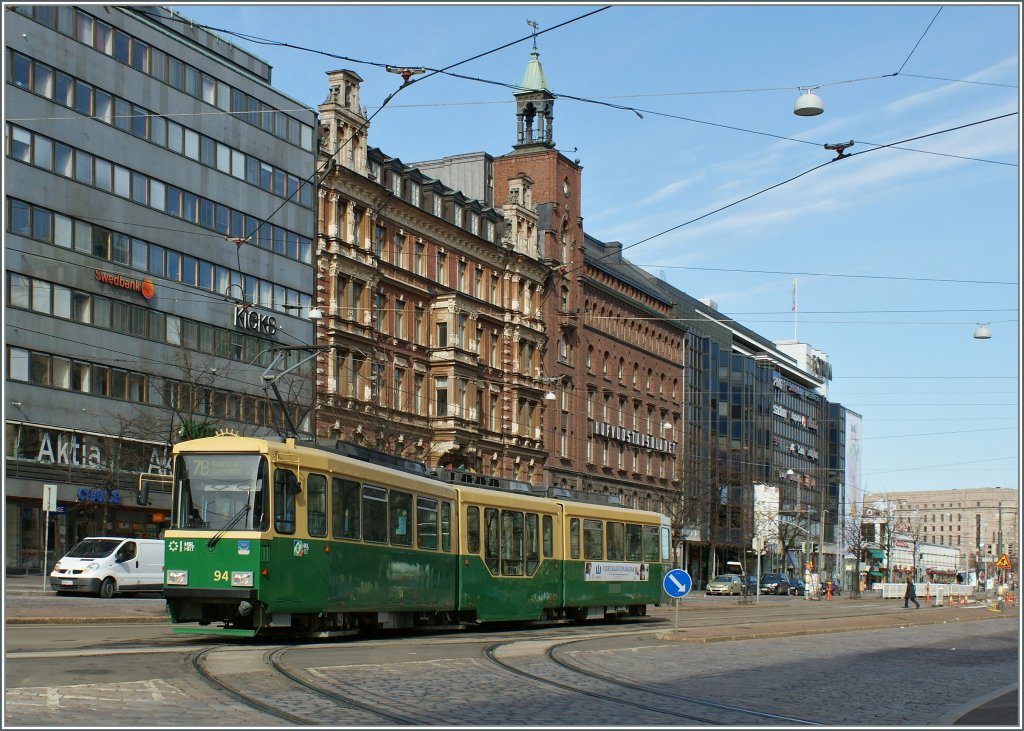 Ein lteres Helsinki Tram im Zentrum.
29. April 2012
