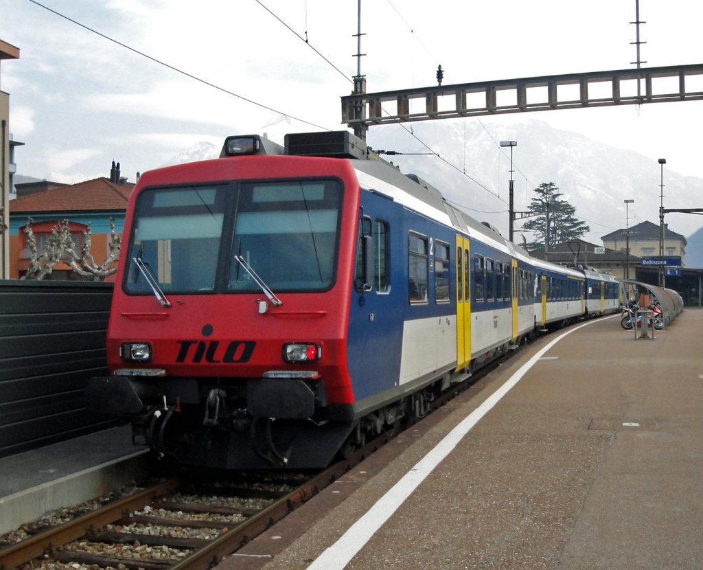 Ein usserlich sehr gepflegter NPZ mit dem Steuerwagen Bt 50 85 29-35 926 einem AB und dem RBDe 560 125 steht am 12.03.2010 in Bellinzona auf Gleis 809. An diesem Tag konnte ich in Bellinzona 5 NPZ erblicken. 2 davon waren im Einsatz.