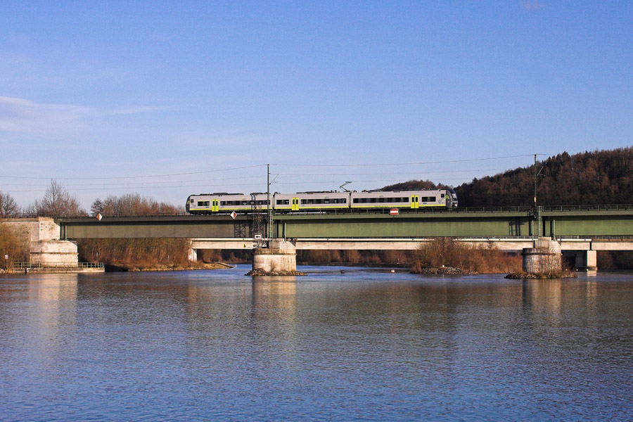 Ein agilis 440.4 war am 05.02.2011 als ag 84386 auf der Poikamer Eisenbahnbrcke zu sehen.