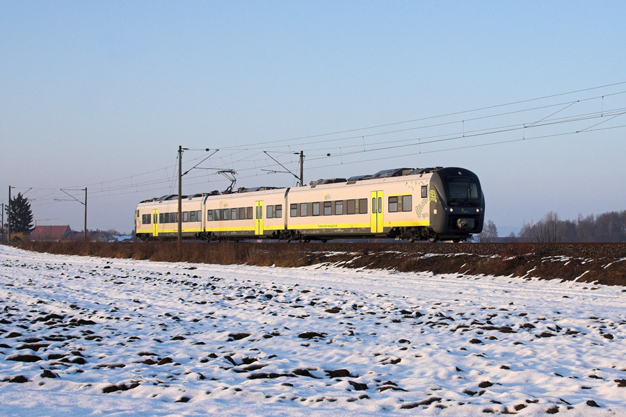 Ein agilis 440.4 war im Sonnenuntergangslicht des 30.01.2011 von Saal (Donau) nach Eggmhl unterwegs. Der Zug befindet sich ungefhr auf halber Strecke zwischen Obertraubling und Kfering.