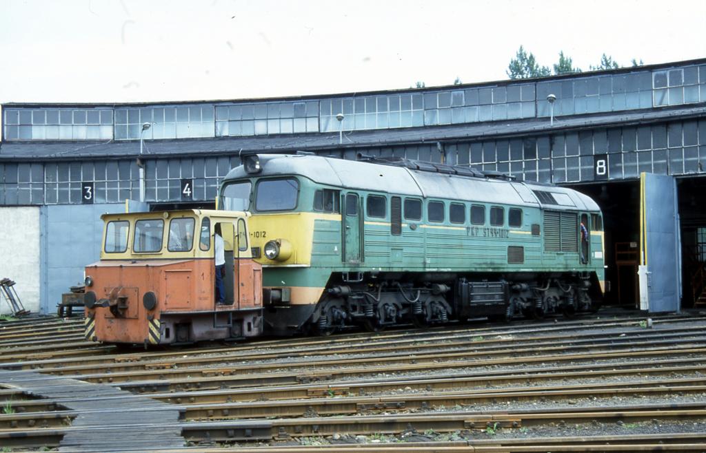 Ein Akku Verschubgert zieht am 15.6.2001 die PKP ST-44 1012 aus dem 
Lokschuppen des Bahnbetriebswerkes Ratibor.
