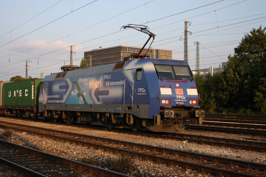 Ein Albatros (152 135-0) mit Containerzug am 04.08.2011 in Mnchen - Laim Rbf