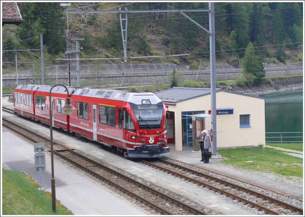 Ein Alegra ABe 8/12 wartet in Miralago auf einen Gegenzug. (09.05.2010)