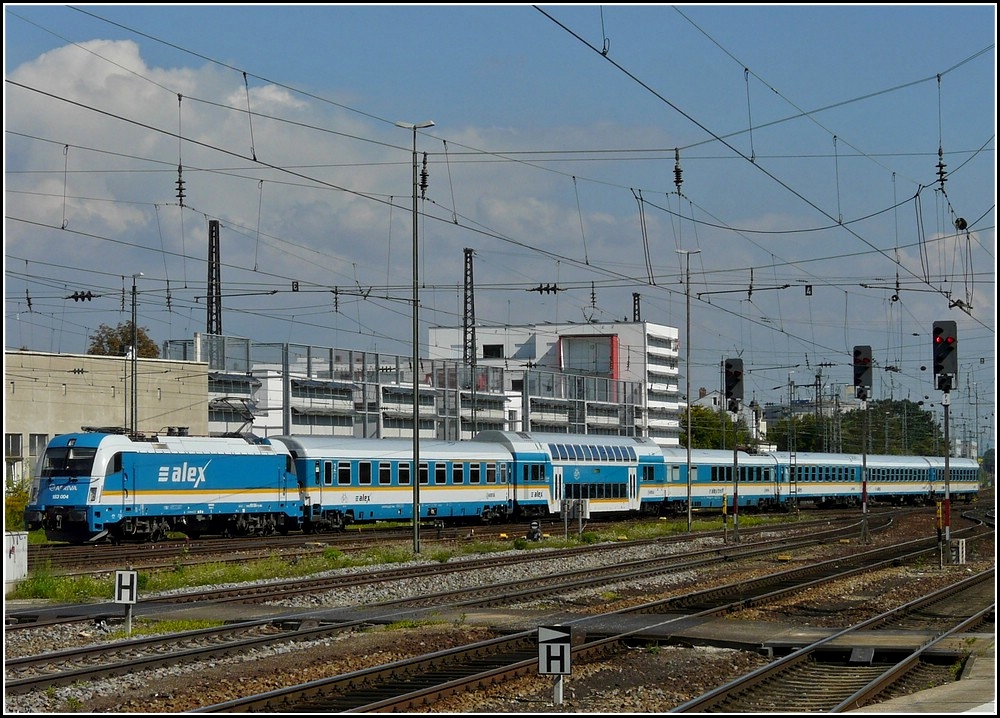 Ein ALEX, gezogen von 183 004, fhrt am 11.09.2010 in den Hauptbahnhof von Regensburg ein. (Jeanny)