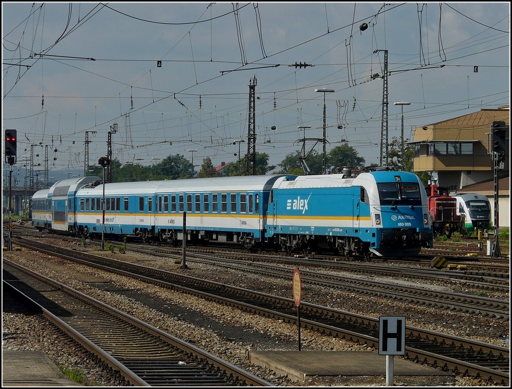 Ein ALEX mit Hcker gezogen von der 183 005 fhrt am 11.09.2010 in den Bahnhof von Regensburg ein. (Jeanny)