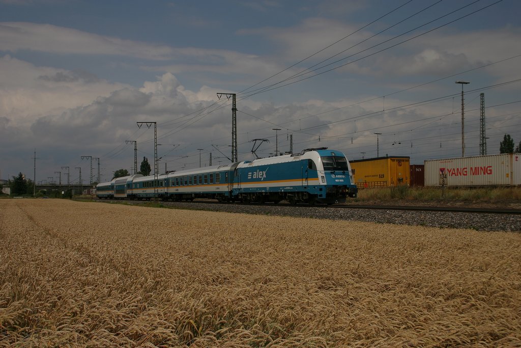 Ein Alex nach Mnchen bei gewittriger Stimmung.
Zum Glck zog das Gewitter vorbei.;)(Regensburg Ost,18.7.2010)