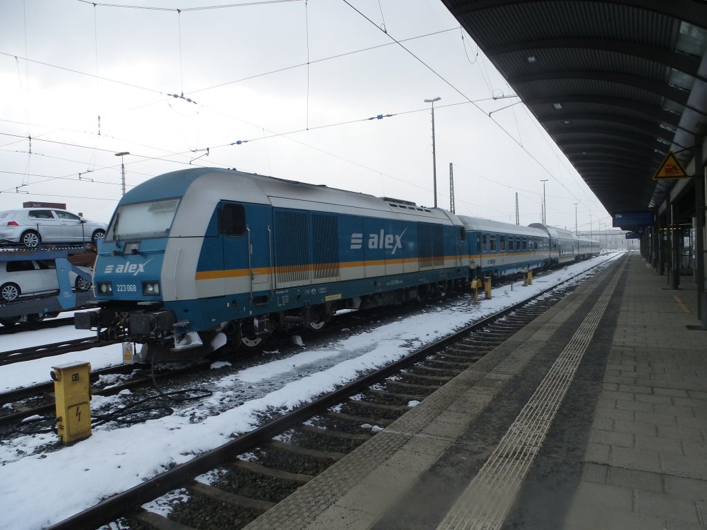 Ein Alex-Zug steht am 20.02.13 abgestellt im Hofer HBF. Zuglok ist 223 068.