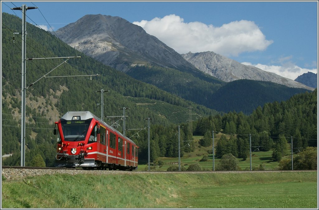 Ein  Allegra  als RE 1360 St.Moritz - Landquart bei Zernez am 11. Sept. 2011