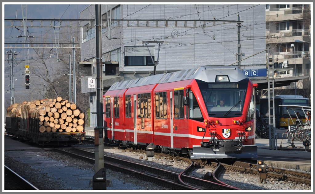 Ein Allegra rangiert in Landquart. (03.03.2011)