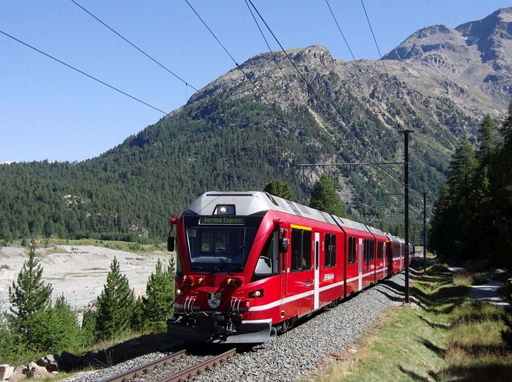 Ein Allegra-Triebzug als Bernina-Express fhrt am 17.08.2012 zwischen den Stationen Morteratsch und Surovas talwrts Richtung Pontresina.