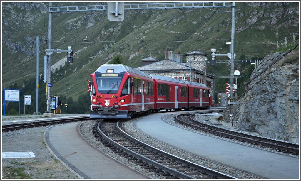 Ein alleinfahrender Allegra gengt fr den R4657, der um 19.40Uhr als letzter Zug Richtung Poschiavo die Alp Grm verlsst. (11.08.2012)