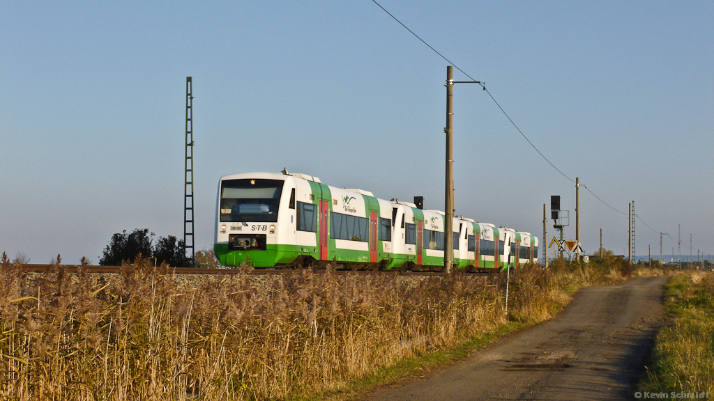 Ein alltägliches Bild bei der Erfurter Bahn sind Vierfach-Traktionen aus RegioShuttles. Dieses Gespann, hier bei Arnstadt aufgenommen, besteht aus Zugteilen aus Ilmenau und Meiningen zur gemeinsamen Fahrt nach Erfurt. (23.10.2011)