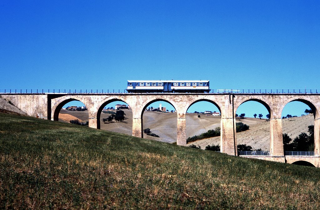 Ein ALn668 1400 bei Tolentino, Strecke Civitanova - Pergola, 30.08.1993.