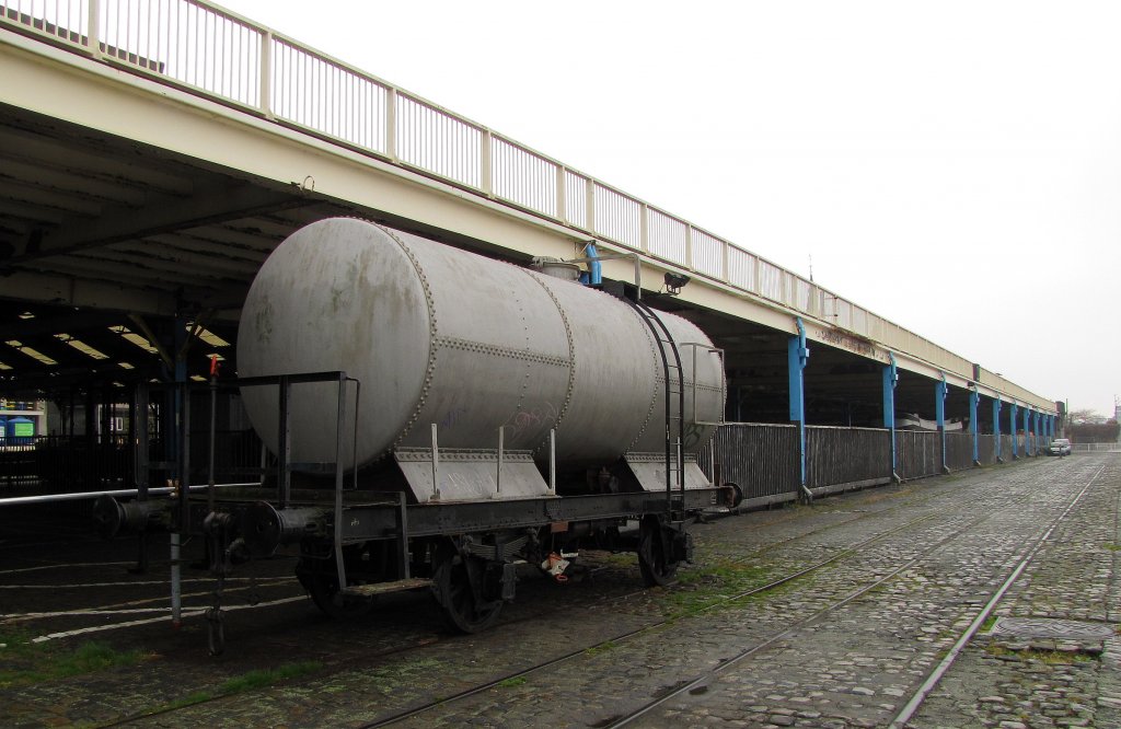 Ein als Denkmal zurckgebliebener Kesselwagen mit der Aufschrift  ETAT BELGE 106043P, Bj. 1928 , auf einem gekappten Hafenanschlussgleis in Antwerpen; 23.11.2011