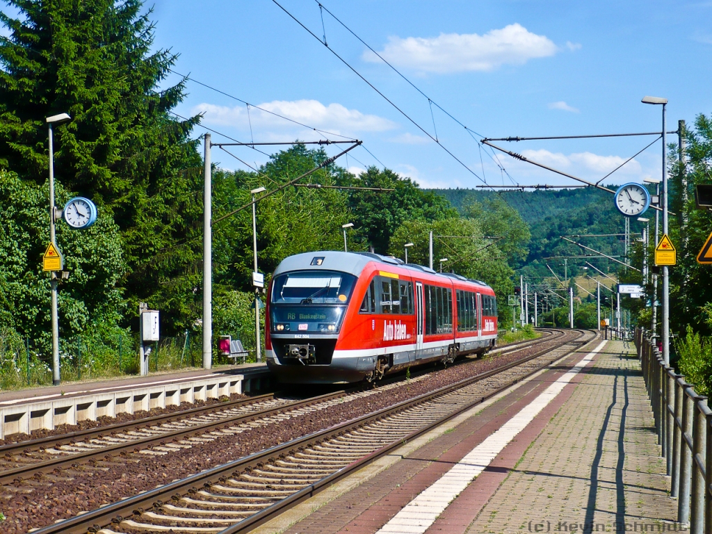 Ein als Verstärker-RB eingesetzter Desiro erreicht den Haltepunkt Uhlstädt auf der Fahrt von Jena Saalbf nach Blankenstein (Saale) über Saalfeld (Saale). (14.07.2010)