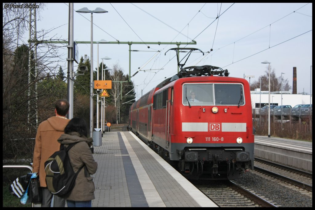 Ein alt bekannter Lokfhrer der gerade einen RE4 DoSto Park mit 111 160 als Zuglok in Erkelenz einfuhr.
18.03.10 15:59
