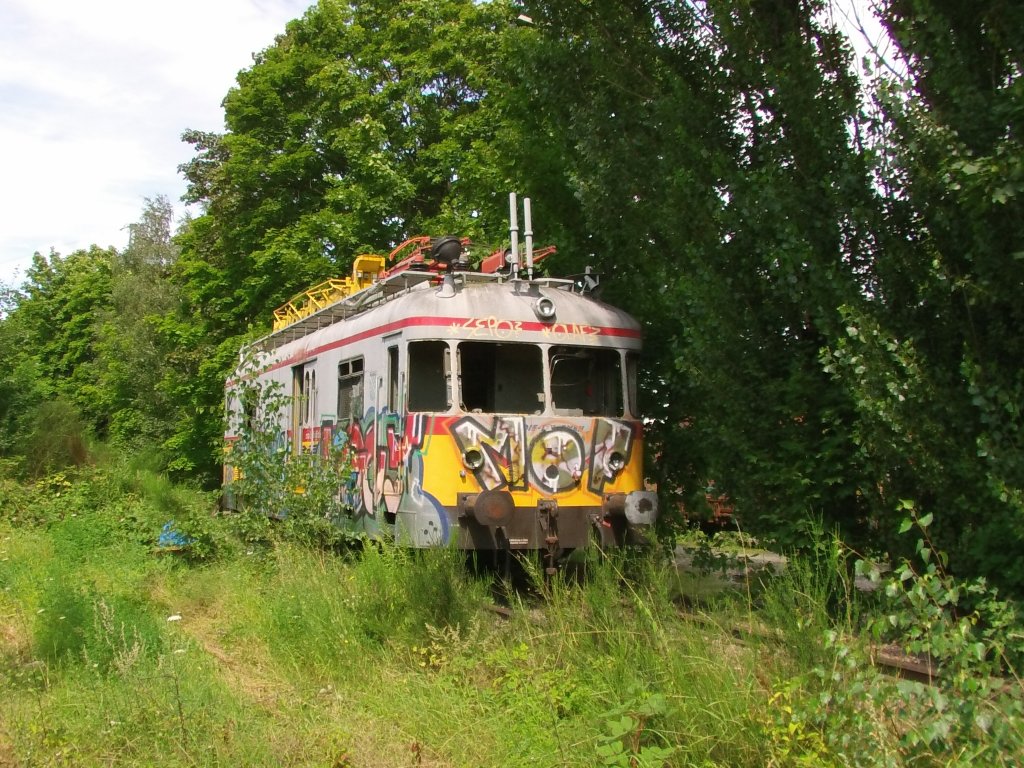 Ein alter Arbeits-Schienenbus (Vermutlich Turmtriebwagen) steht in Opladen auf dem Abstellgleis.
Aufgenommen am 5.8.12
