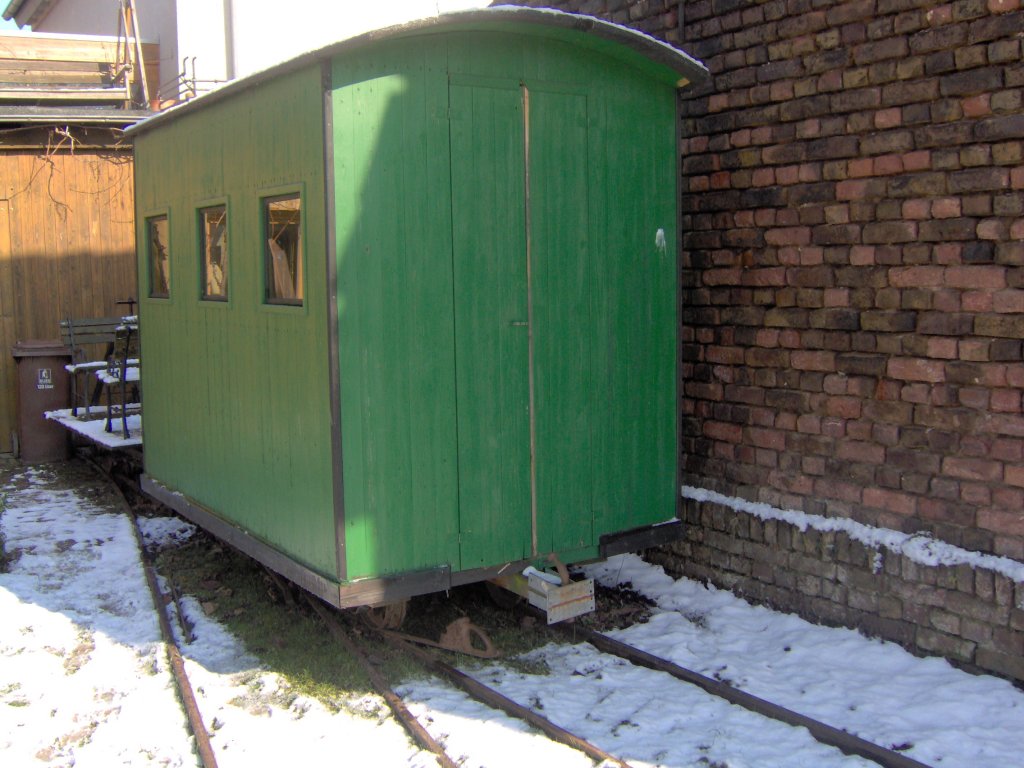 Ein alter Feldbahnpersonenwagen,der von seinem Besitzer ganz alleine gebaut wurde.Er hat den langen Winter gut berstanden und wird bald wieder durch diesen Garten gefahren.6.3.10.
