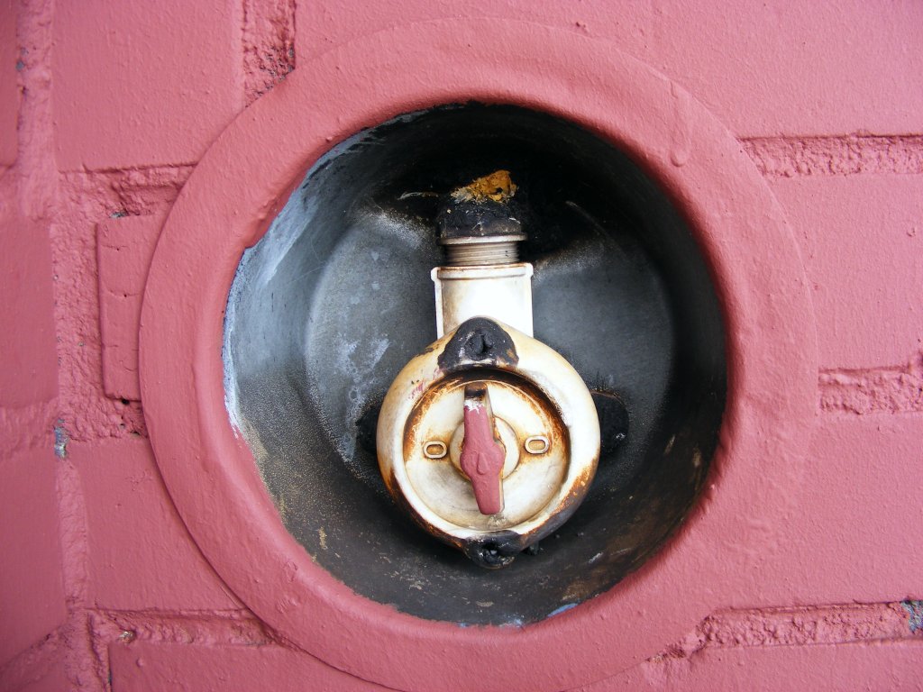 Ein alter Lichtschalter neben einem stillgeleten Gepckaufzug auf dem sdlichen Bahnsteig des Bahnhofs  Herne  am 25.08.2010.