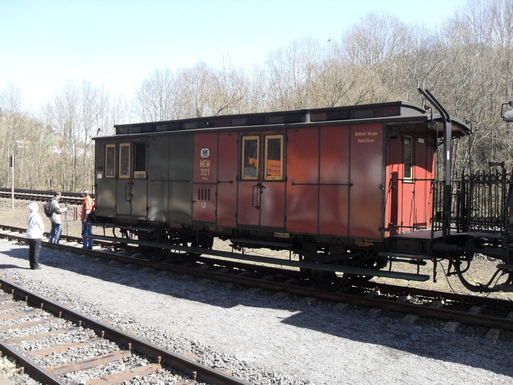 Ein alter Postwagen der Epoche I des Mindener Preuenzuges.Dieser Zug ist mit der T11 zu dem Bw Gerolstein zur Veranstalung  175 Jahre Deutsche Eisenbahn  gekommen.