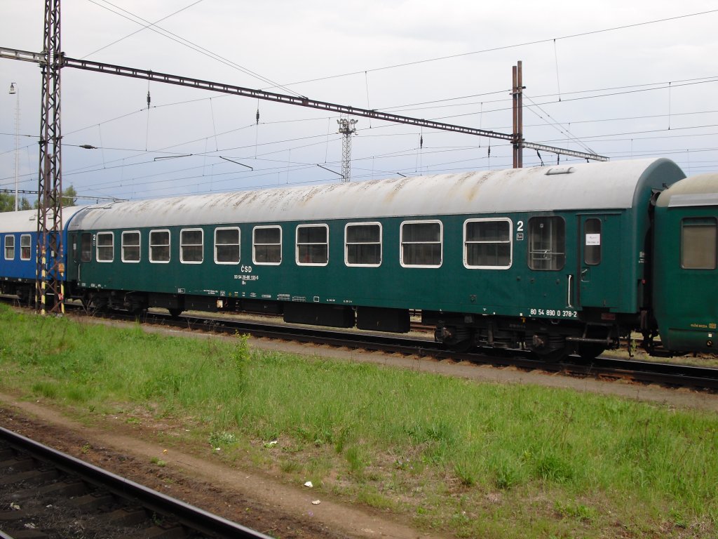 Ein alter Reisezugwagen der (CSD) war am 21.05.11 in dem Sonderzug  Karlovy Vary nach Cheb eingereiht. Hier im Bahnhof Cheb zusehen. 